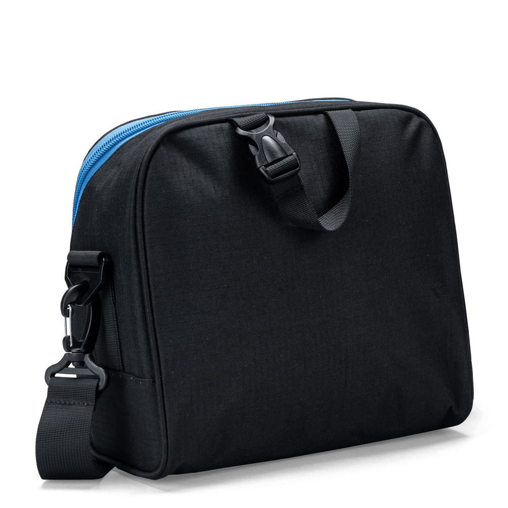 The carry handle on a black Totem lunch bag with a blue zip.